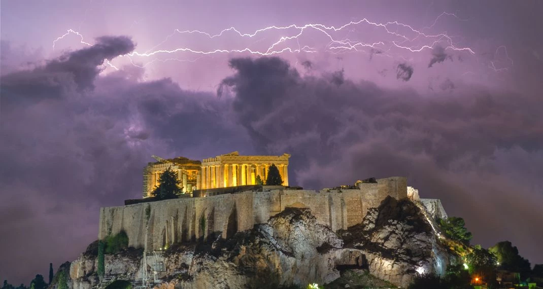 Γιατί δεν πρέπει ποτέ να κάνεις μπάνιο κατά τη διάρκεια μιας καταιγίδας -Τι μπορεί να σου συμβεί